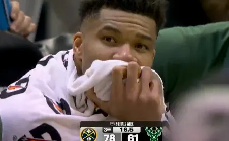 开云官方-哈达威里突外投连拿5分领先雄鹿17分，字母哥在场下眼神迷离