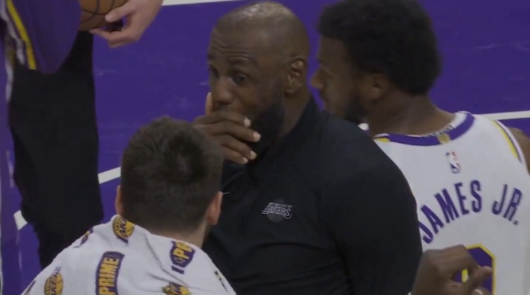 kaiyun体育app-打破不和传闻！老詹赛后主动和东契奇拥抱 两人满脸笑容亲密私语